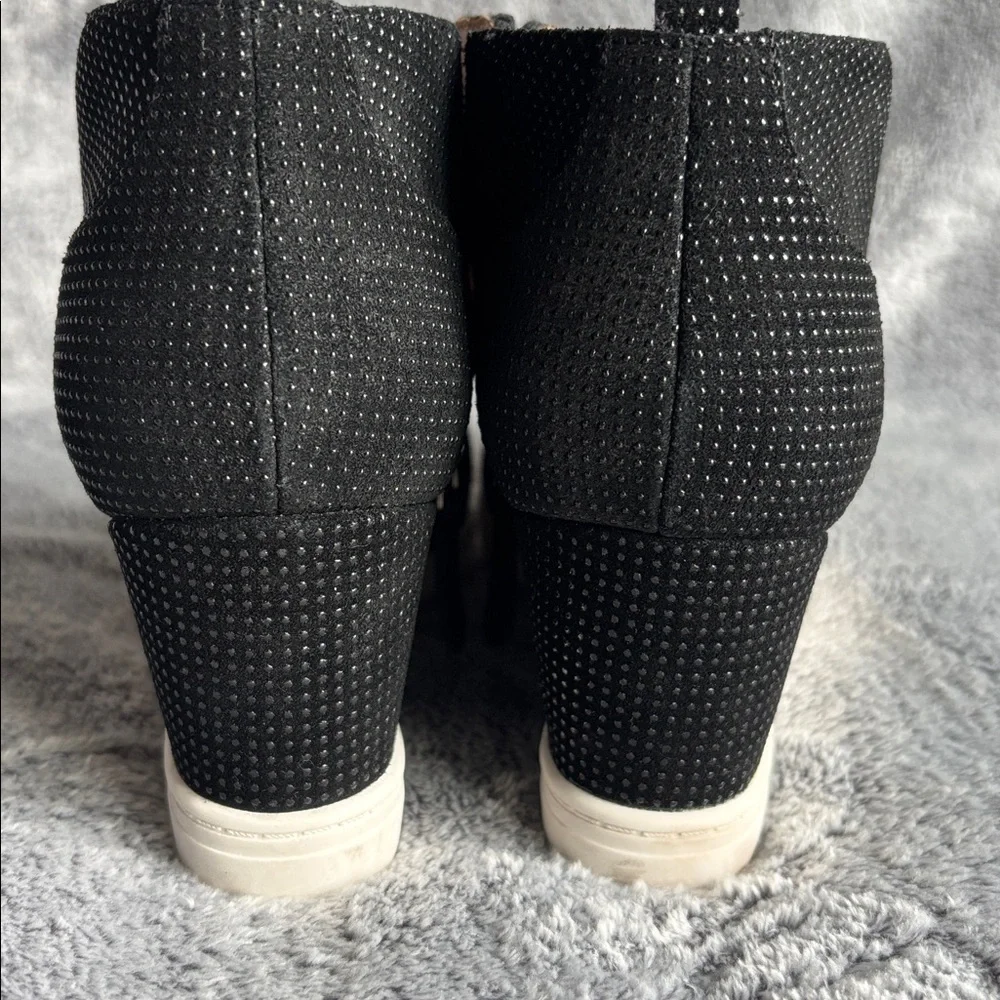 Linea Paolo Felicia Wedge Sneaker in Black Textured Suede Size 9.5M EUC